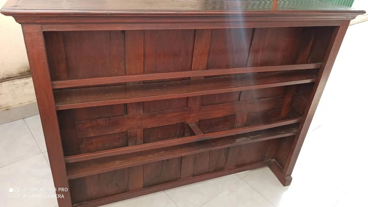 Barzinho de madeira com banquetas. - Foto 2