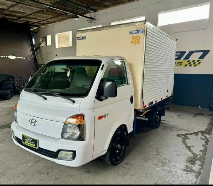 Caminhão baú Hyundai 