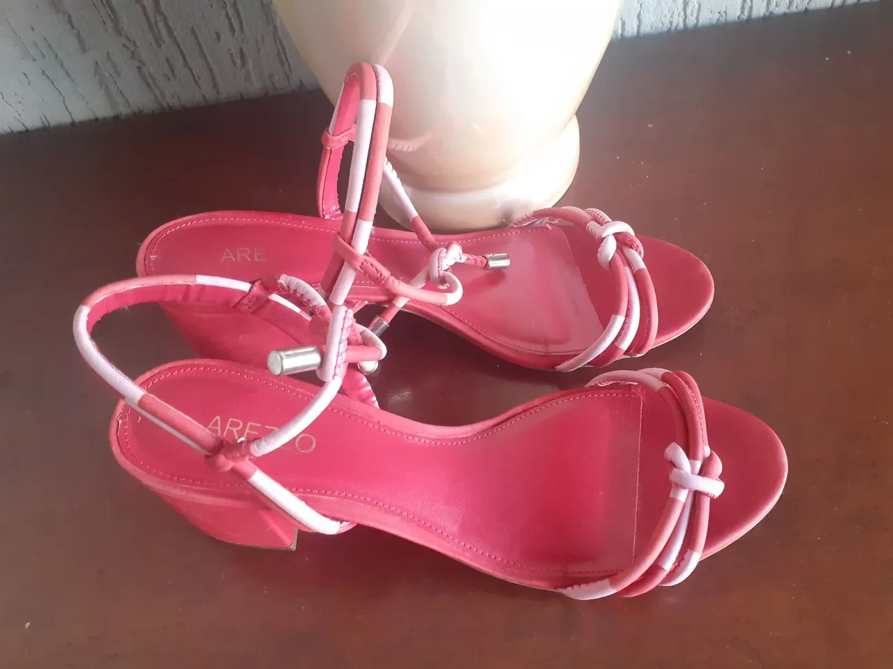 Sandália Arezzo Vermelha com Detalhes