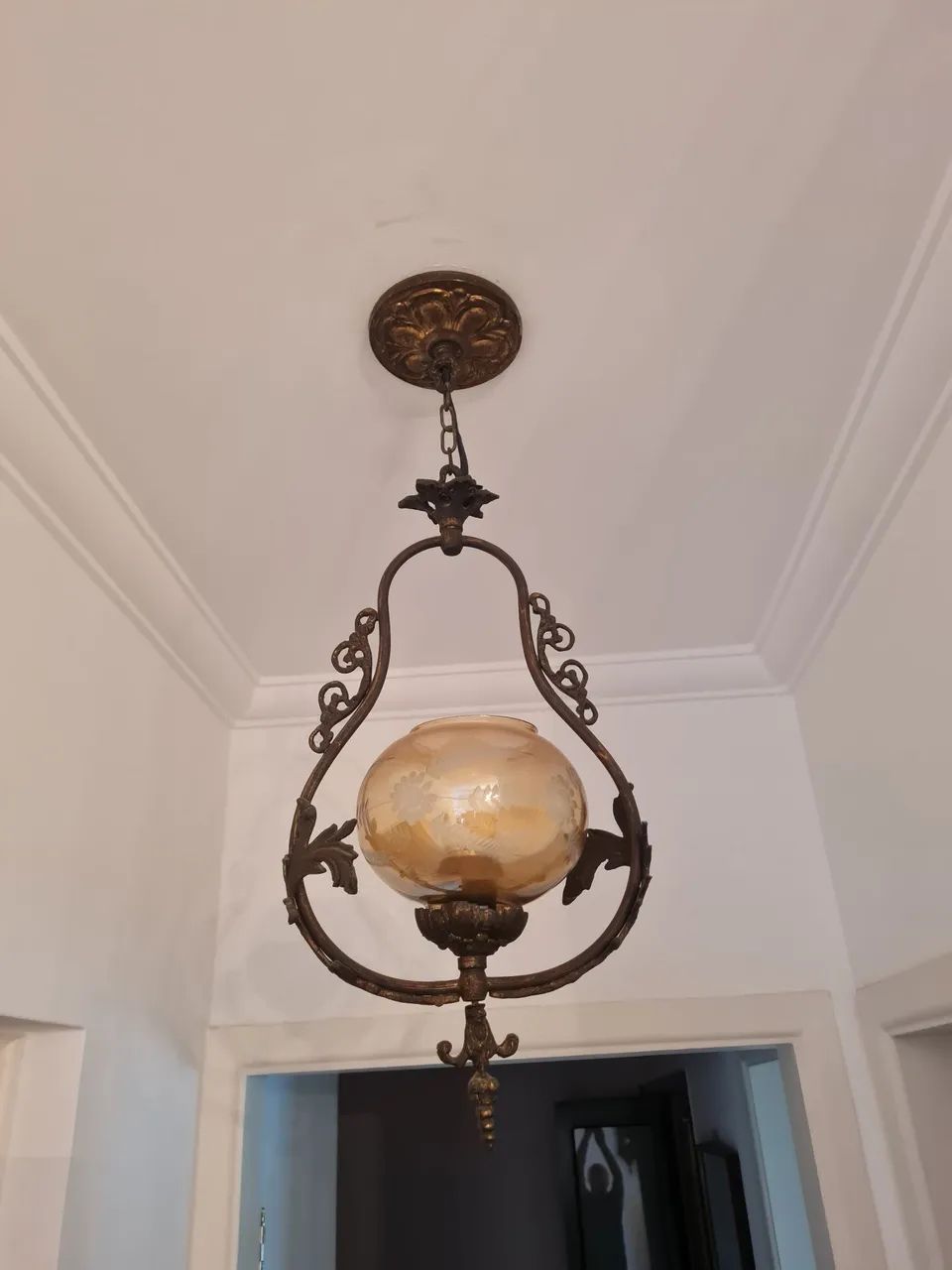 Lustre antigo em bronze com cúpula de vidro