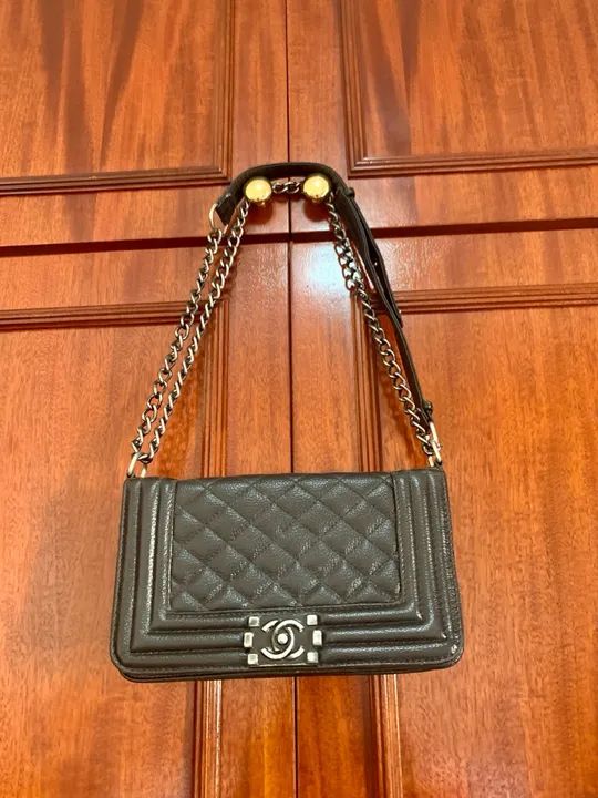Bolsa preta com detalhes dourados , como nova  - Foto 4
