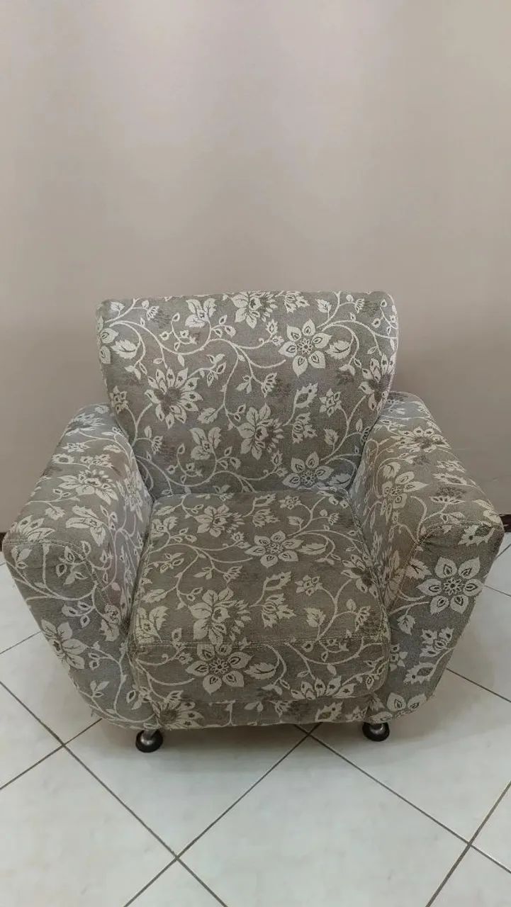 Poltrona bege no estado de conservação 