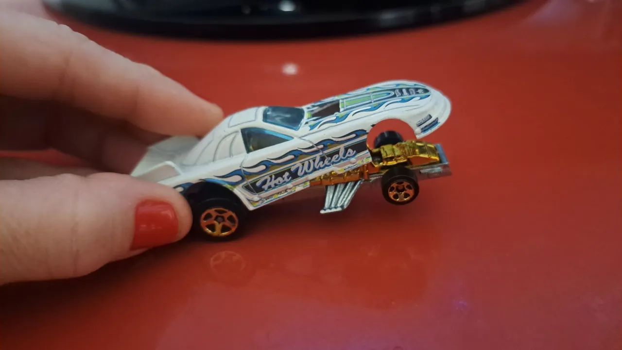 Carrinho Hot Wheels Branco com Detalhes - Foto 4