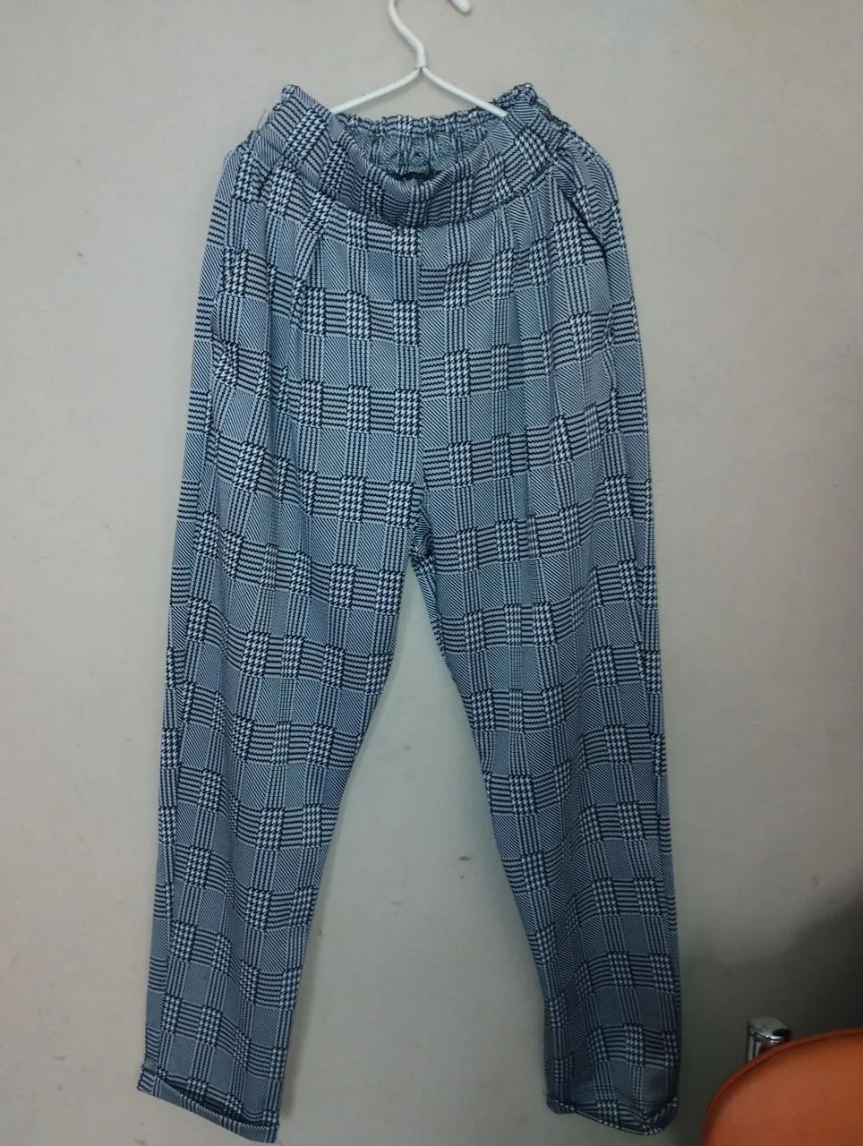 Calça Xadrez com corte social. Padrão Preto e branco. Com elastano. Elástico na cintura.  - Foto 5