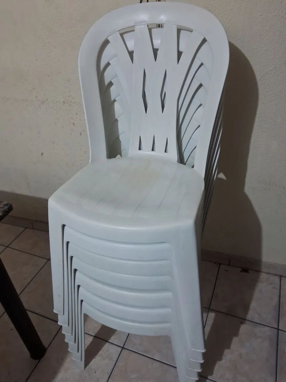 Cadeira de plástico branca - Foto 5