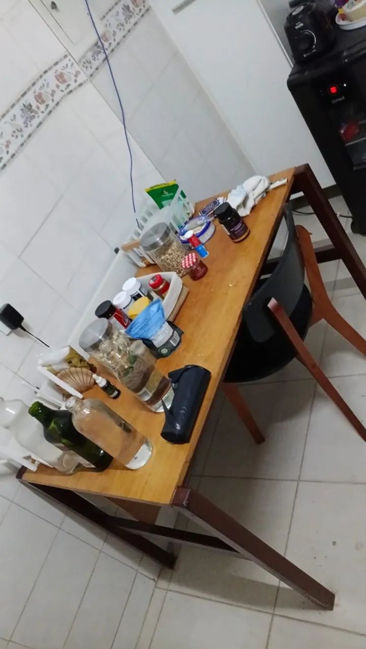 Escrivaninha com cadeira