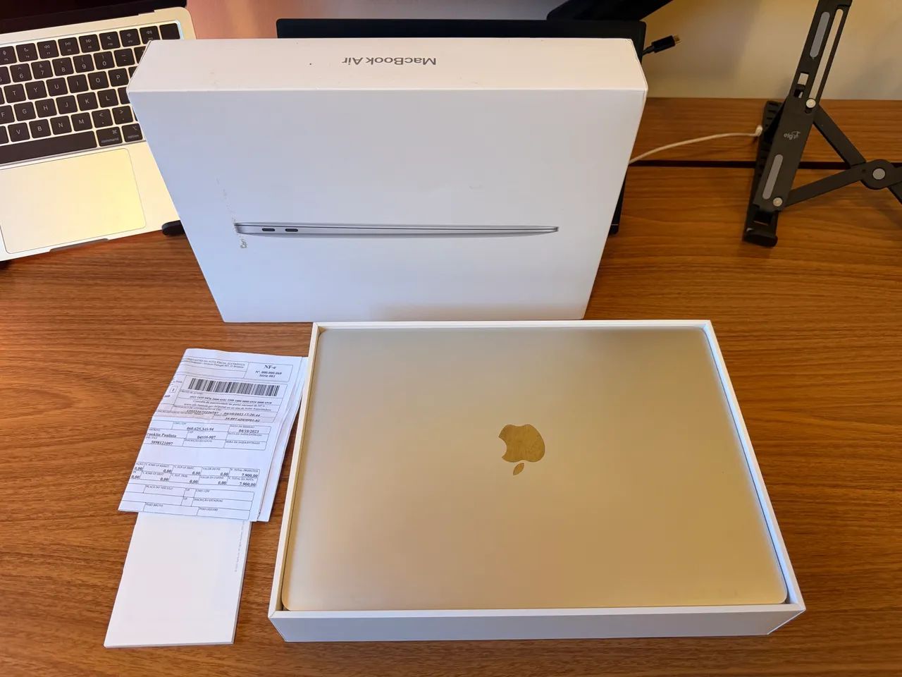 MacBook Air M1 2020 - 8GB / 256GB - Prata - Completo com Caixa e
