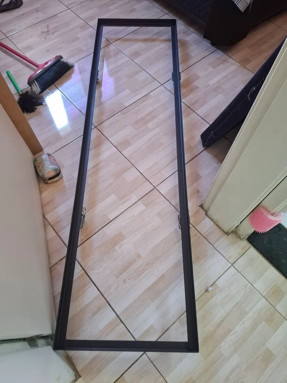 Suporte de ferro resistente com rodinhas ideal para facilitar a movimentacão de objetos. - Foto 4