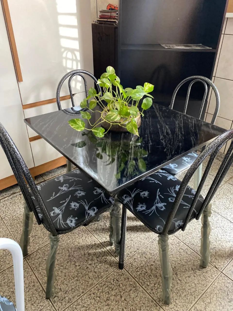Mesa Pedra Marmorizada com 4 Cadeiras Nova, Entrego,  na Promoção  - Foto 4