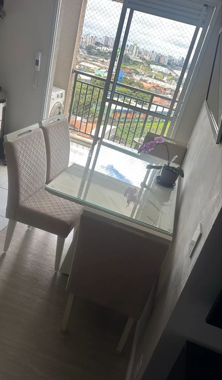 Mesa 4 lugares com cadeiras estofadas e espelho de parede  - Foto 3
