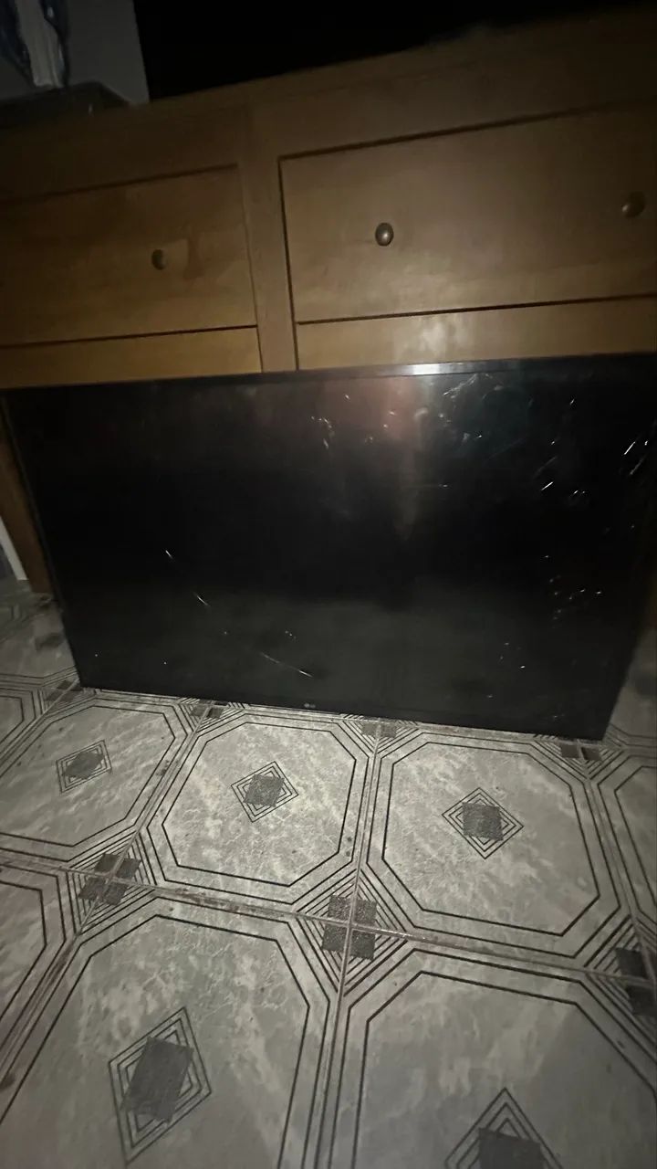 (quebrada) Televisão LG 43? modelo 