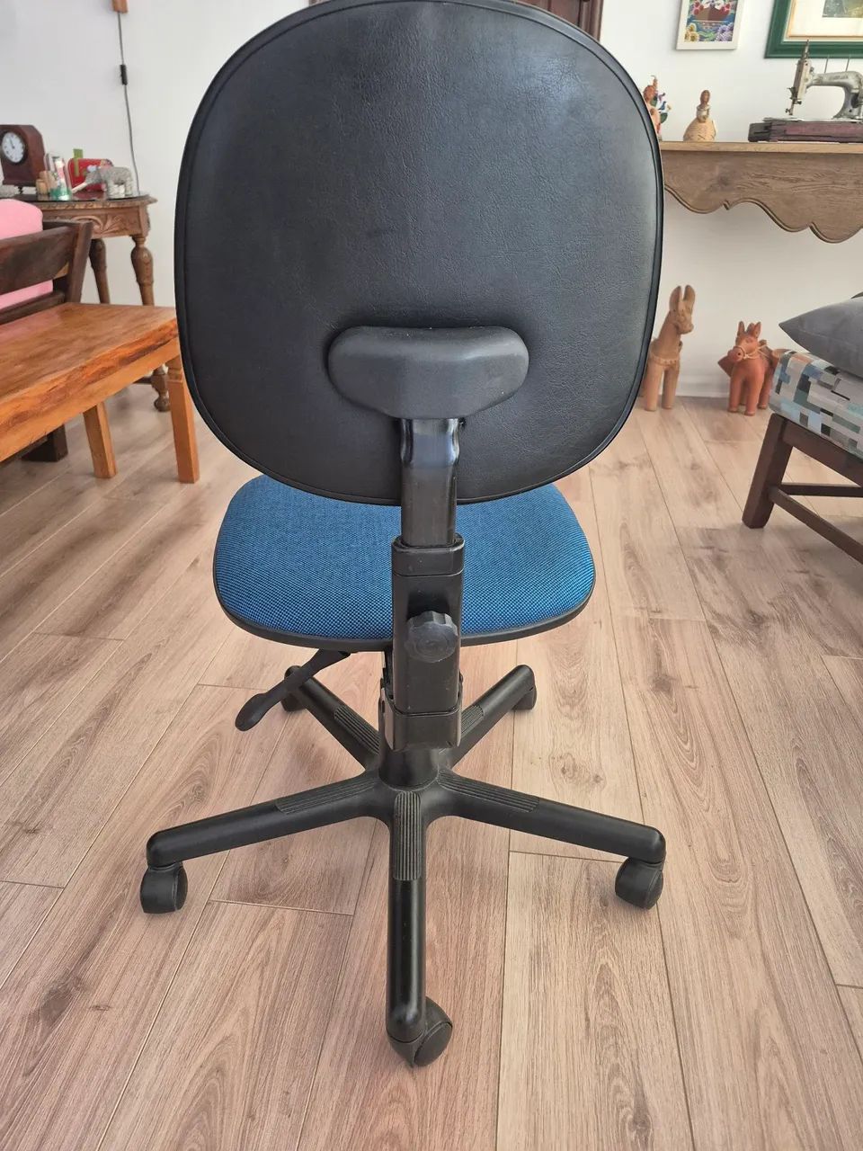 Cadeira escritorio Giratoria Executiva Marca Tocco - Rodas - Azul - Foto 2