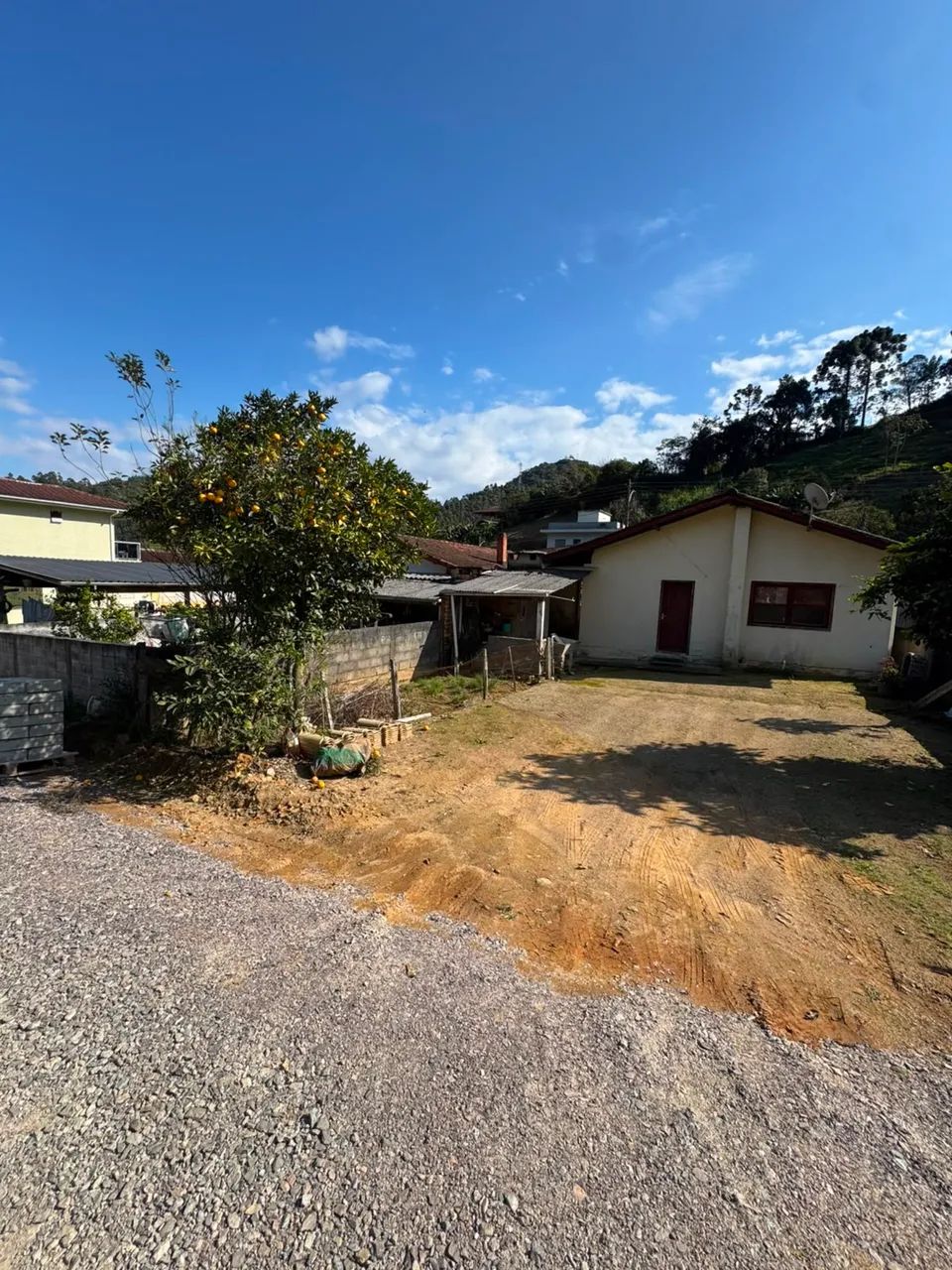 Vendo casa com escritura pública no centro de Anitapolis  - Foto 5