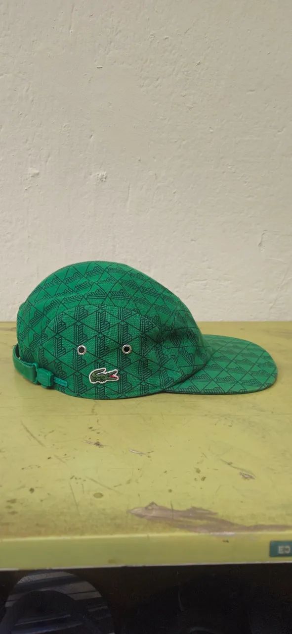 Boné Lacoste monograma 