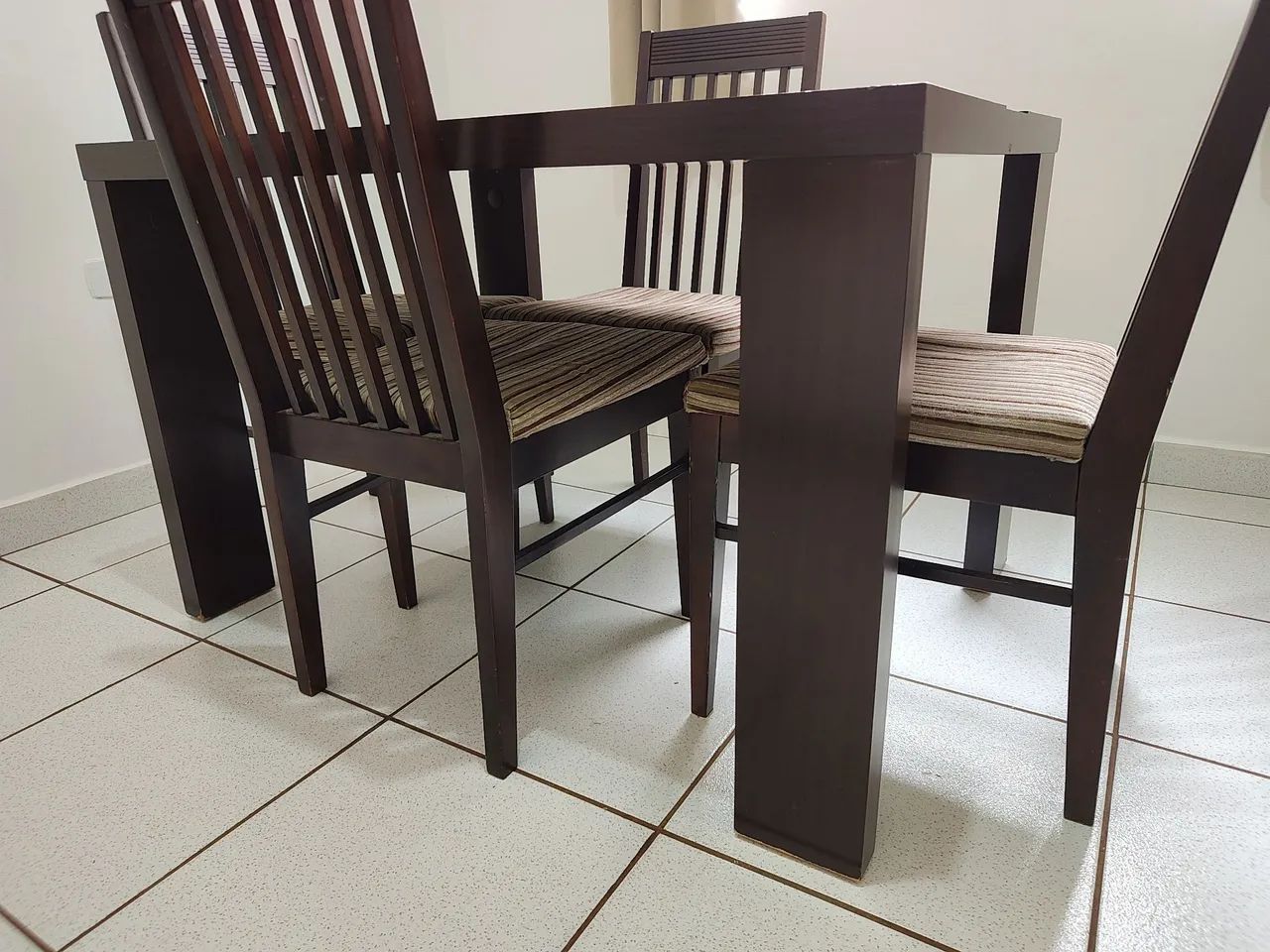 Mesa com quatro cadeiras - Foto 2