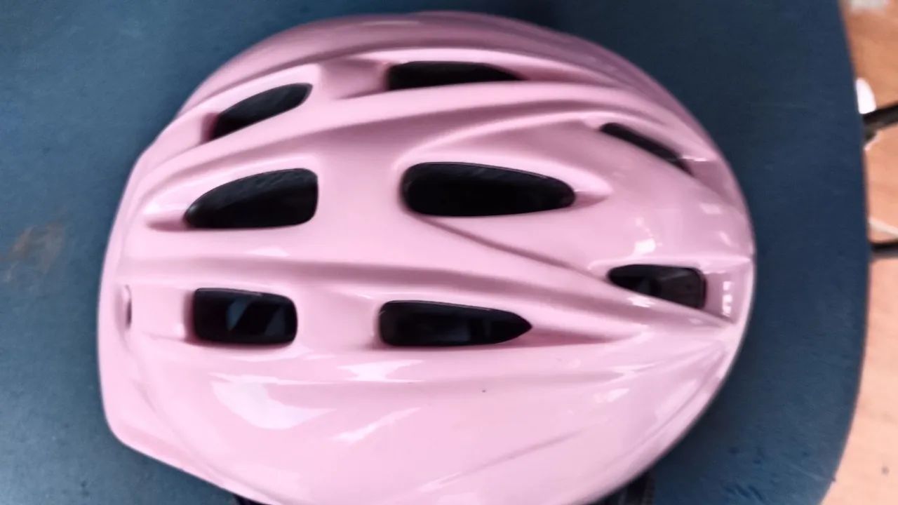 Bicicleta aro 16 com rodinhas e capacete  - Foto 2