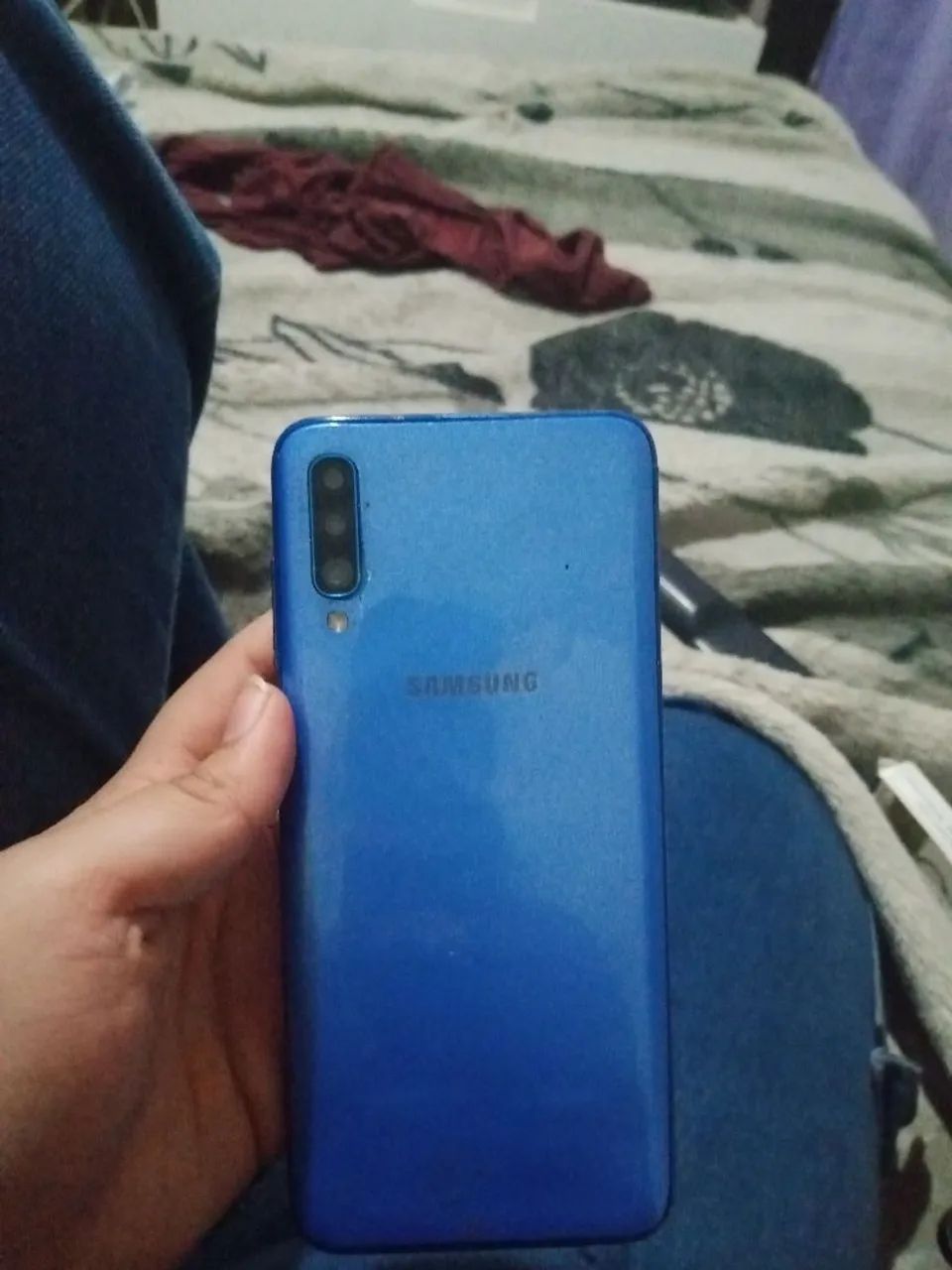 Vendo celular 250, tá com a tela quebrada, podendo  conversar sobre o valor