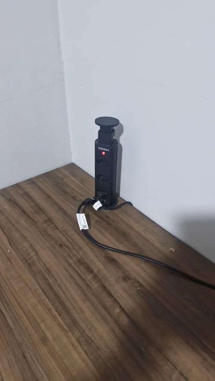 Escrivaninha com suporte monitor articulado e torre de tomada e cadeira. - Foto 5