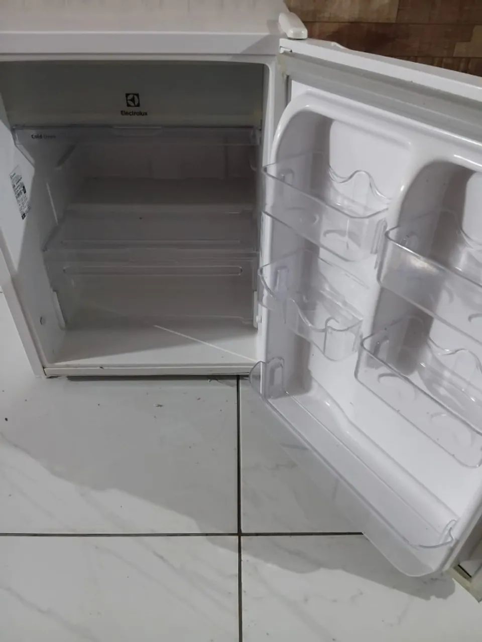 Frigobar Eletrolux 80 litros modelo RE80  - Foto 2
