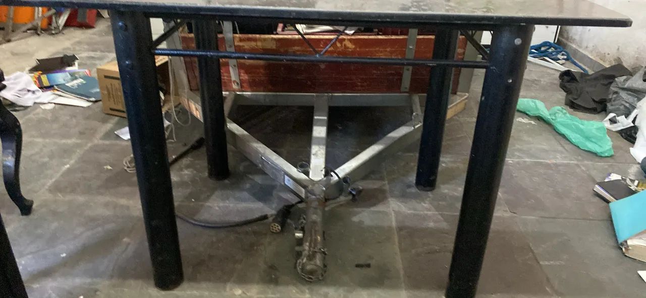 Mesa de granito com base de ferro 