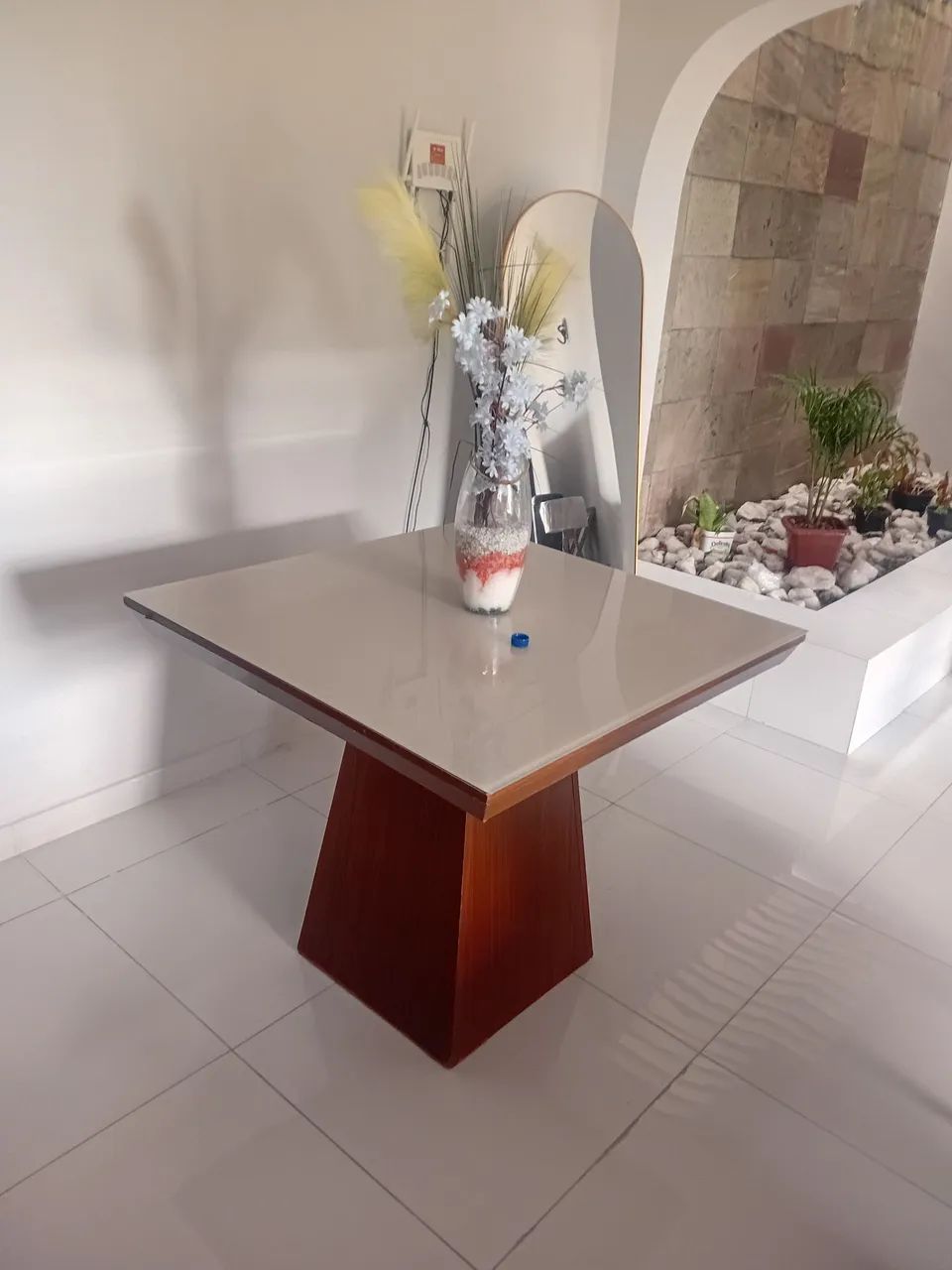 Uma mesa sem cadeira seminário nova