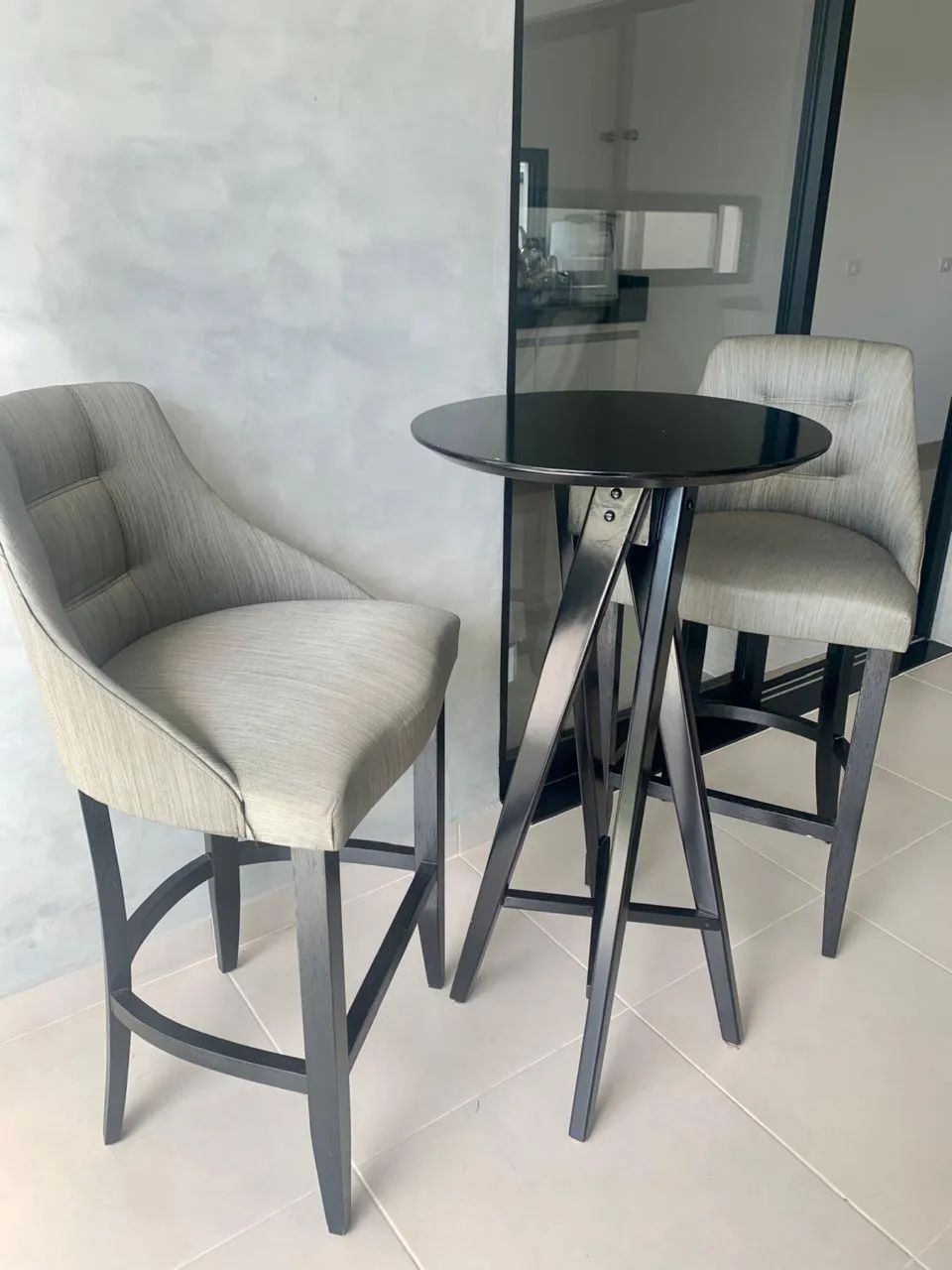 Mesa bistrô com 2 poltronas em tecido premium 