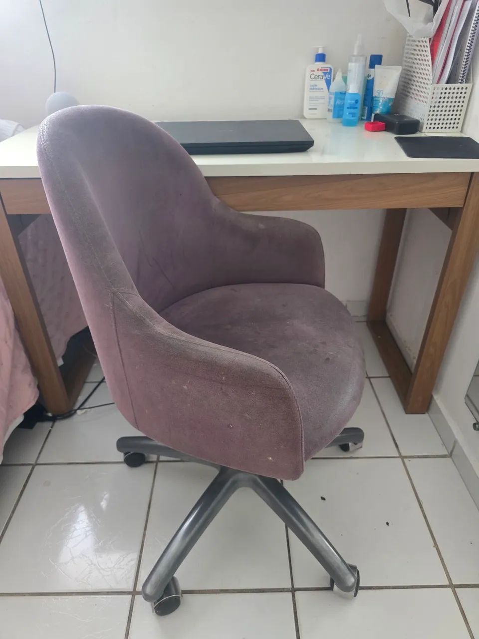 Poltrona giratória em perfeitao estado, pés em alumínio com rodizios - Foto 3