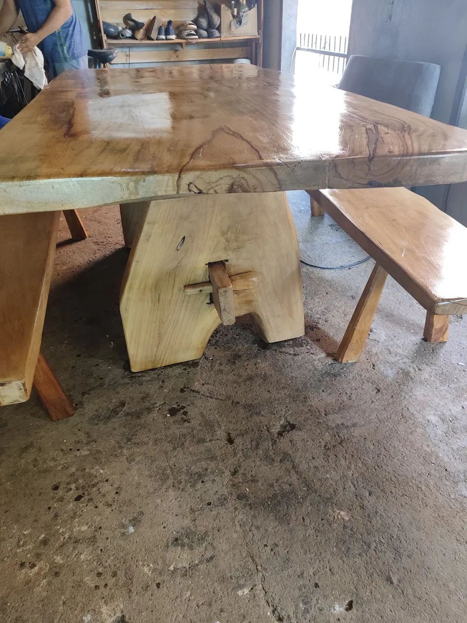 Mesa rústica com 2 bancos  - Foto 4