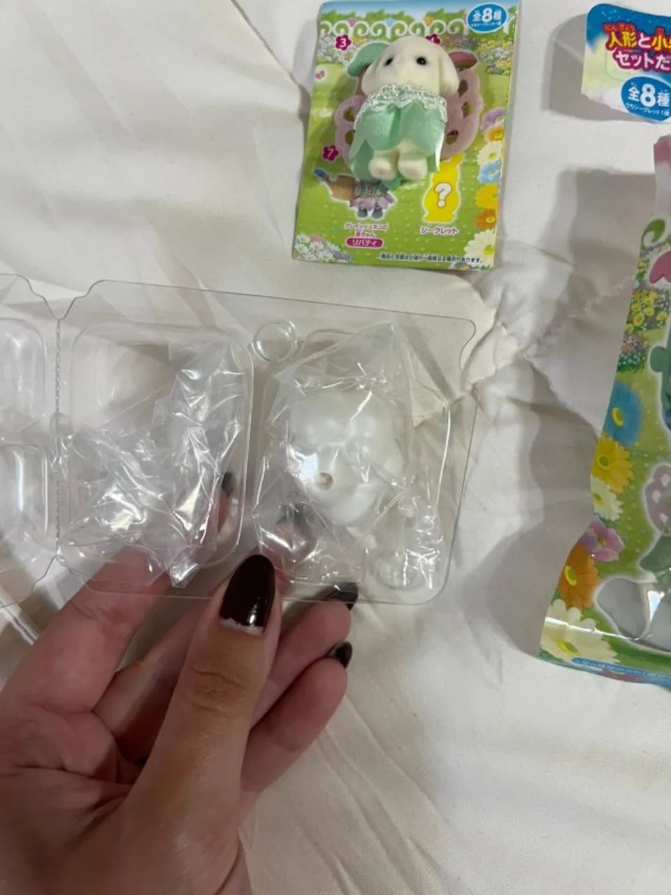 Sylvanian Families: Flora Rabbit Blind Bag Amigos Florais - Foto 3