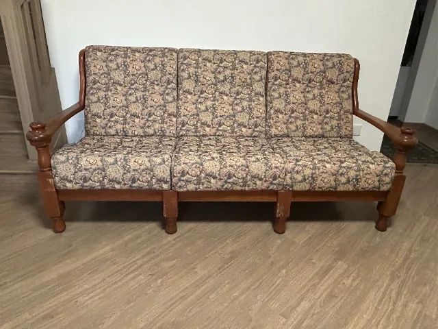 Sofá de 3 lugares de madeira maciça em tecido jacquard.