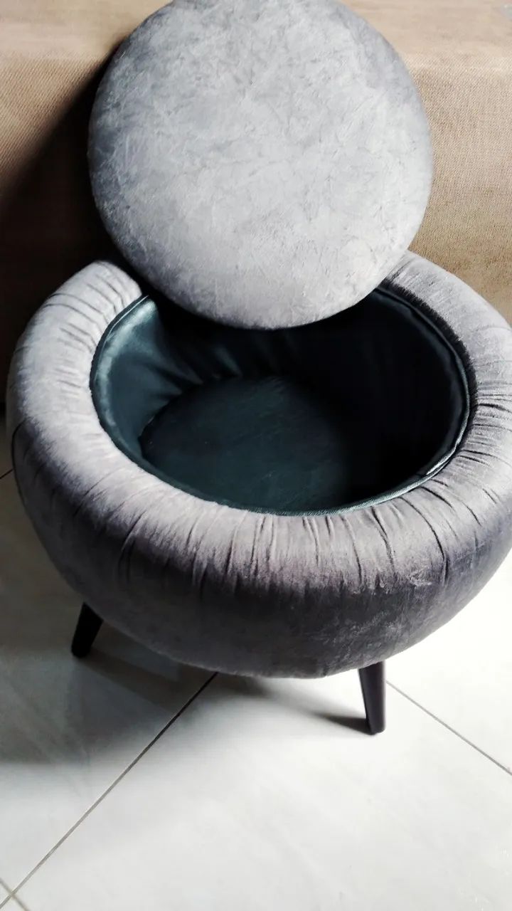 Pufe em suede, redondo, com baú e pés palito em madeira - Foto 2