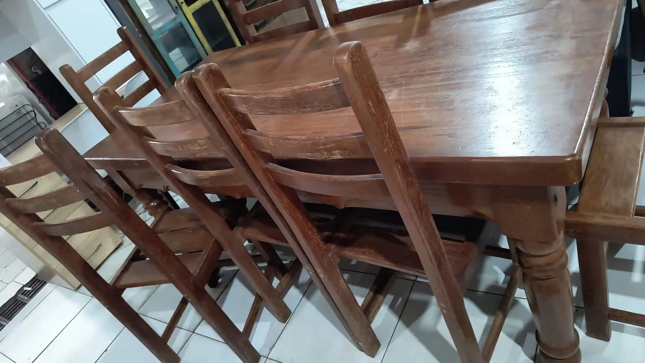 MESA DE MADEIRA MACIÇA COM 8 CADEIRAS SEM AVARIAS  - Foto 4