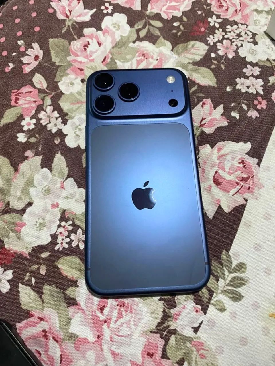 Vendo lindo iPhone 17 pro Max simplesmente impecável 