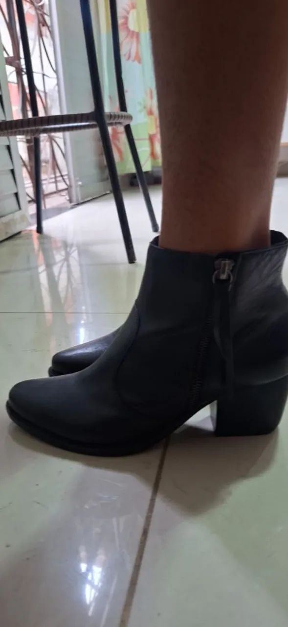 Botas de Couro Arezzo - Foto 2