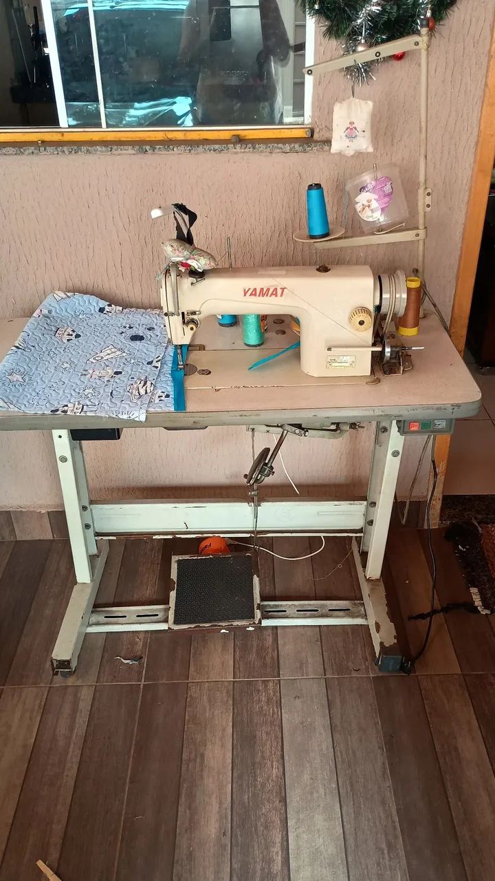 Vendo máquina de costura reta e overloque em bom estado. - Foto 2