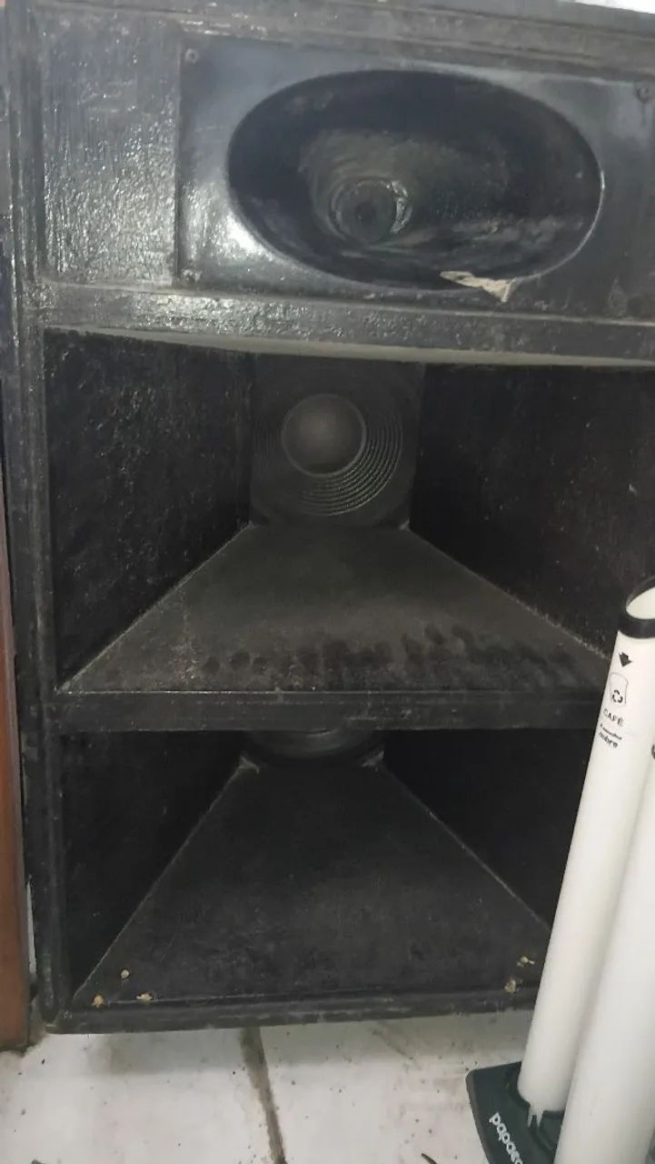 Vendo 4 caixas sendo 2 grave e 2 médios  - Foto 2