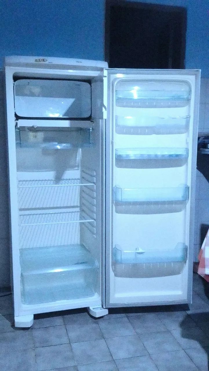 Gelad Electrolux 350LTS degelo fácil - R$850,00 Semi Nova, gela muito bem - * - Foto 4