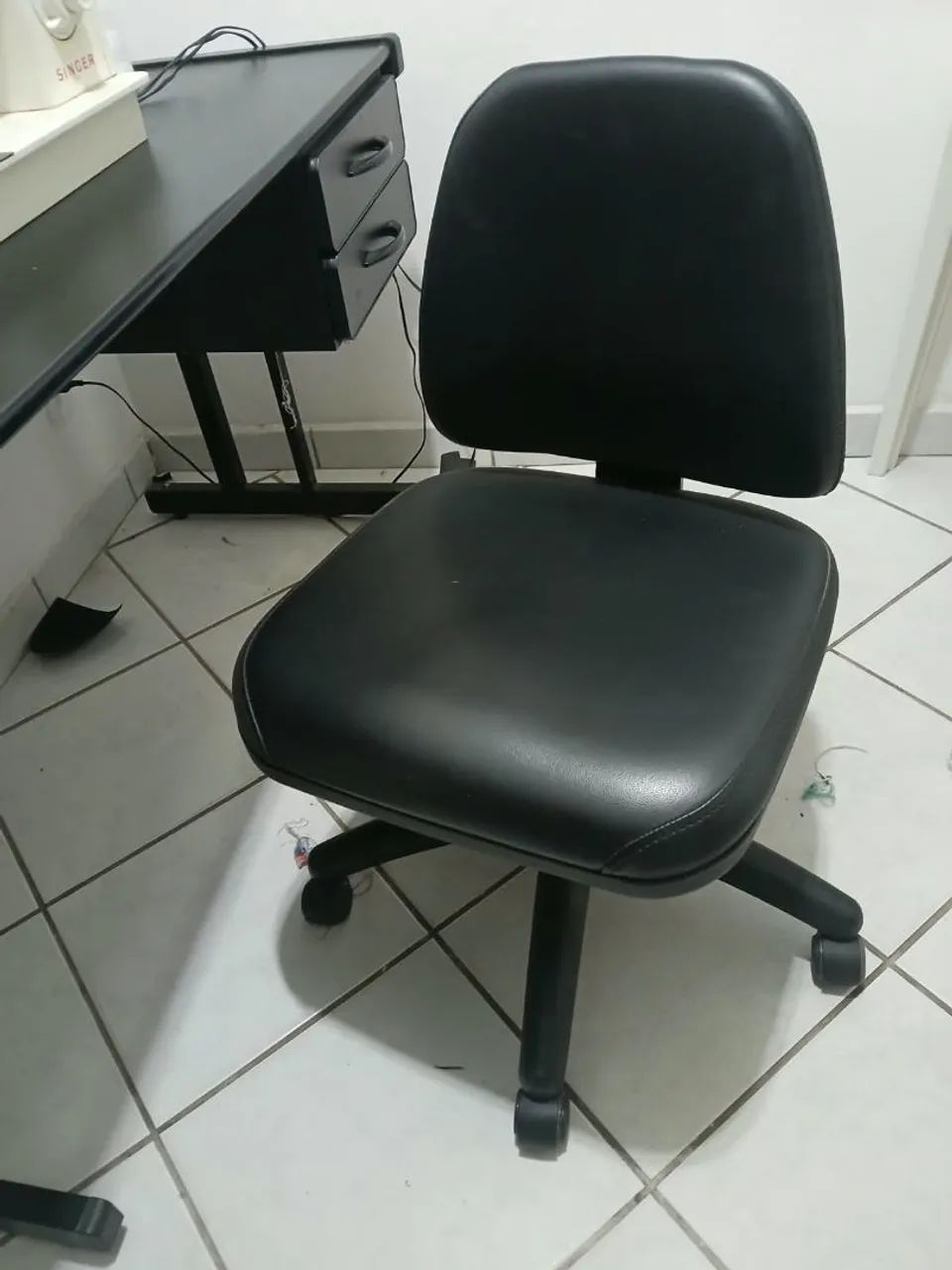 Mesa de escritório e cadeira. - Foto 3