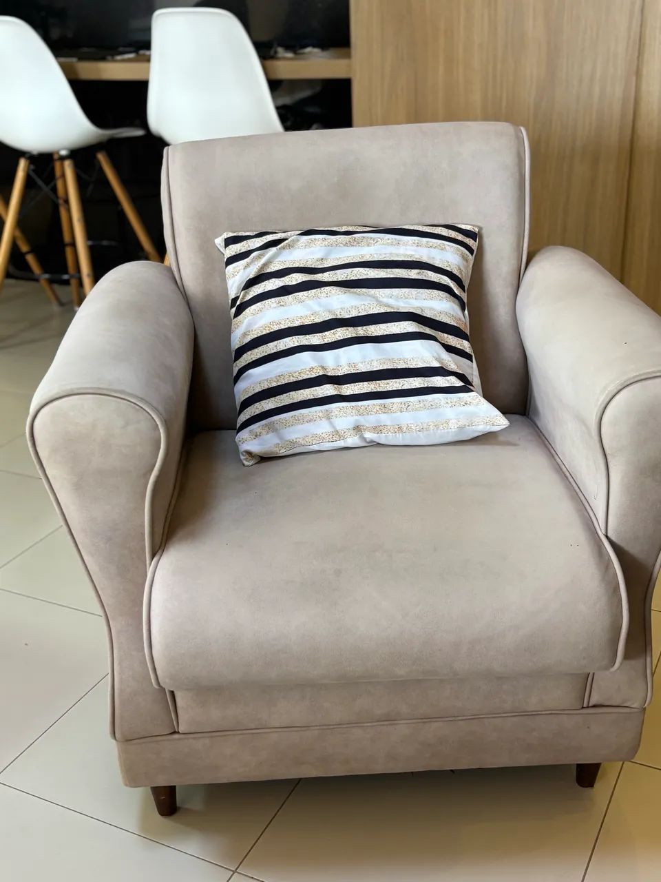 Poltrona Decorativa Bege - Excelente Estado (2 Disponíveis) - Foto 2