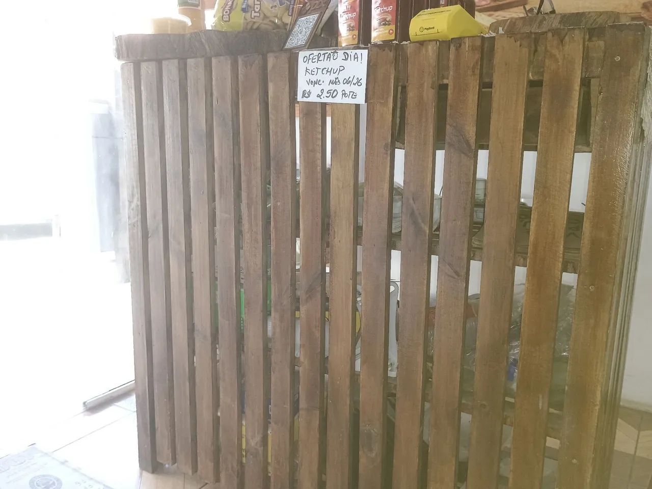 Balcão pra comércio /com prateleiras e gaveta  - Foto 2