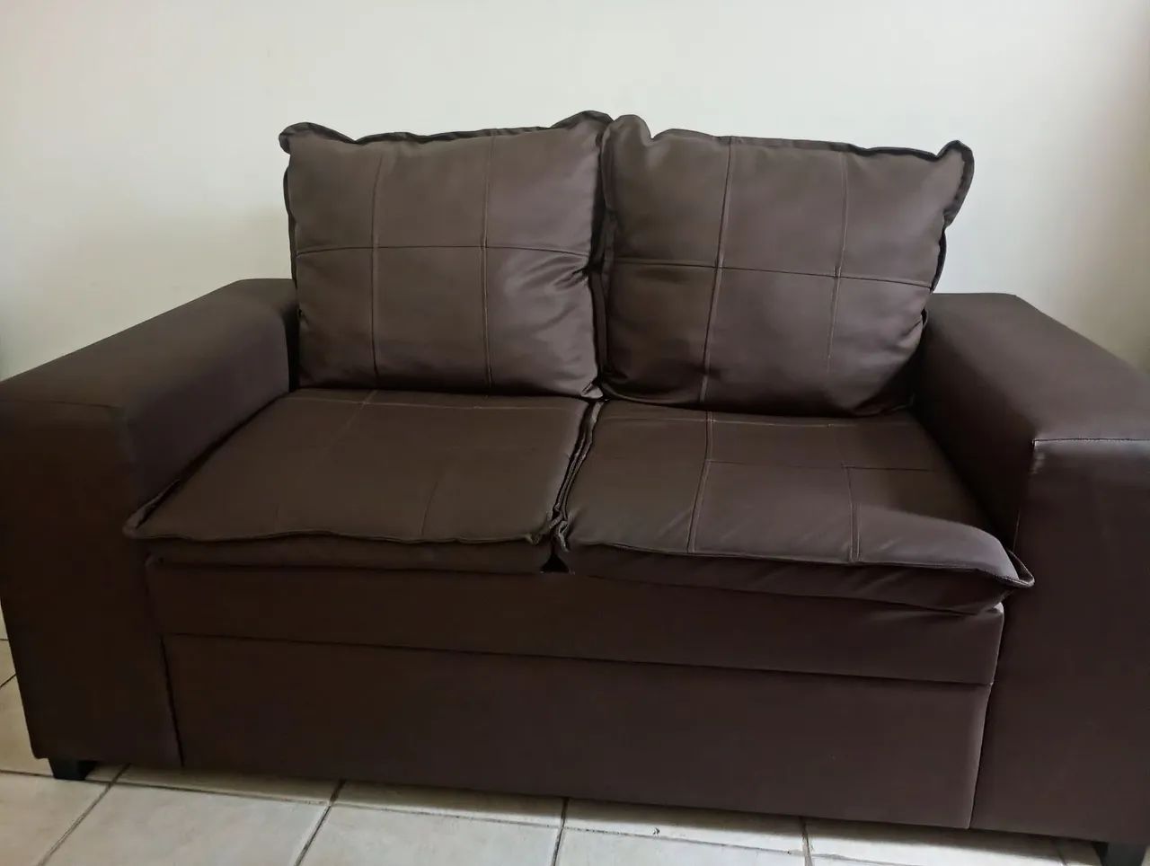Vendo jogo de sofá 2 e 3 lugares! Valor 480,00 ! Com pequeno defeito! Fácil de limpar! - Foto 3