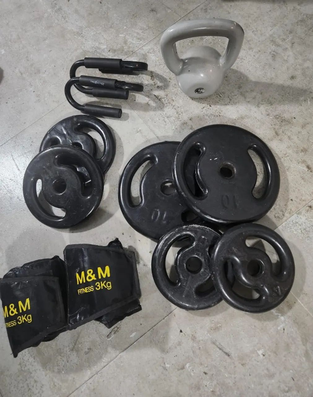Kit Musculação: Anilhas Emborrachada+Barra+Kettlebell 10kg+Caneleiras+Apoios Flexão