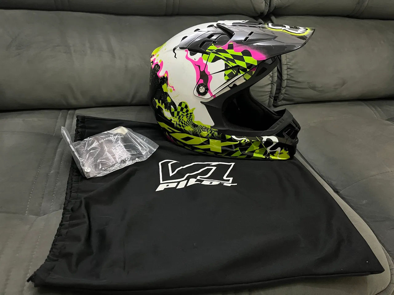 Capacete na imagem é um Bell MX-9 MIPS - Esportes Sobre Rodas
