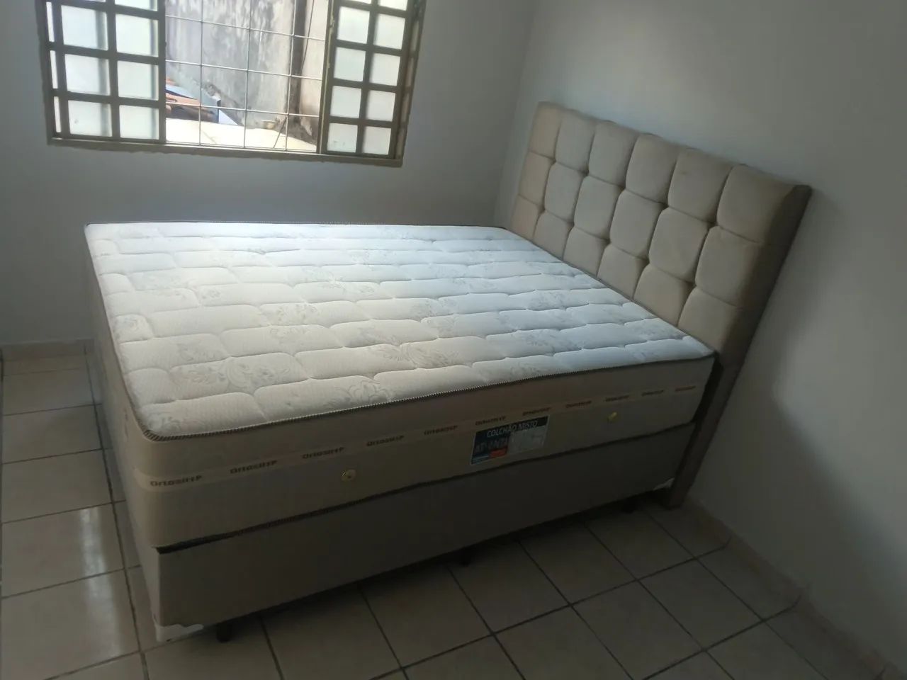Cama casal confortável gratis travesseiro