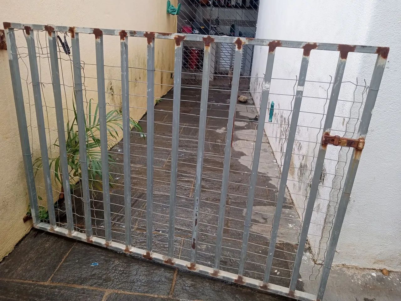 Vendo portão galvanizado para canil medidas 1,37x0,97m - Foto 3