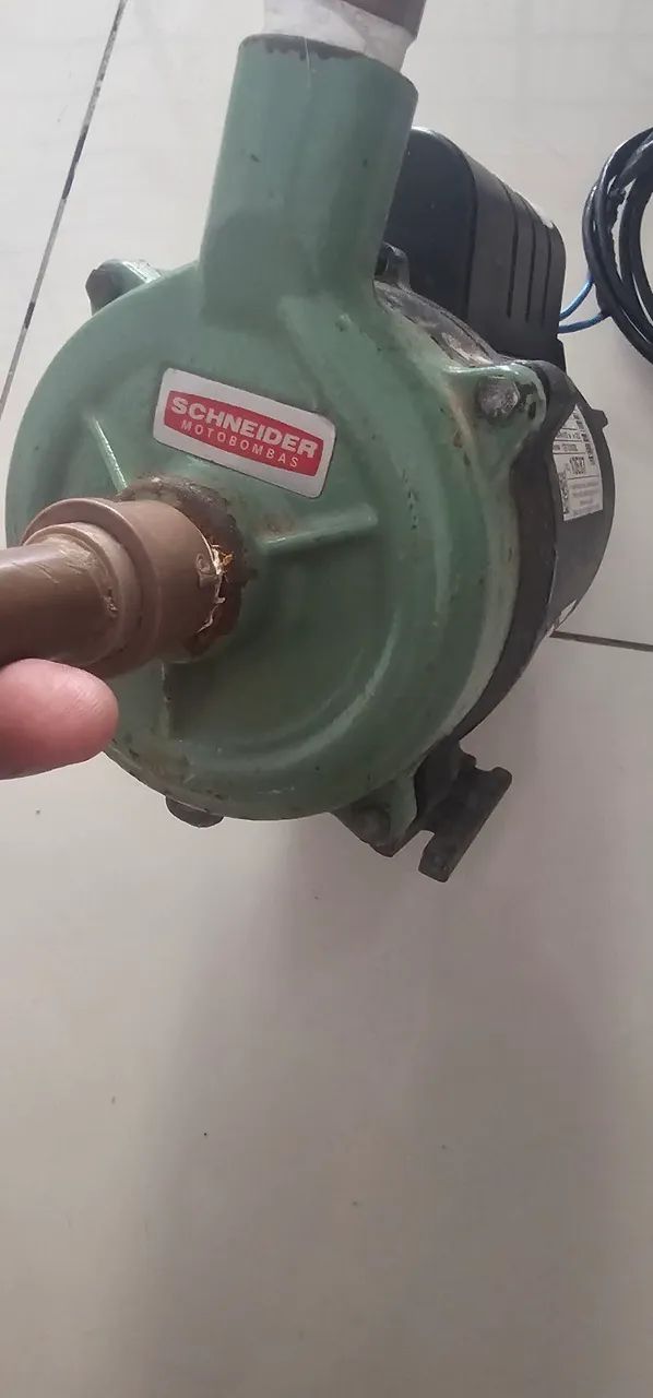 Bomba de água muito nova pouco usada 