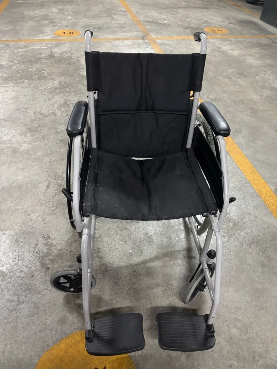 Vendo cadeira de rodas seminova - Foto 2