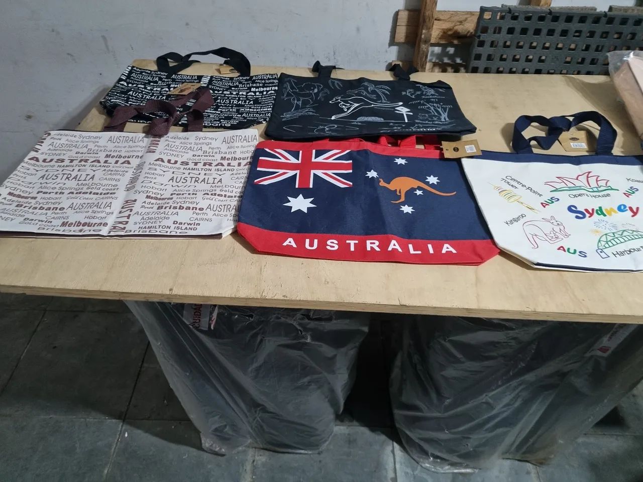 Sacolas novas com etiquetas