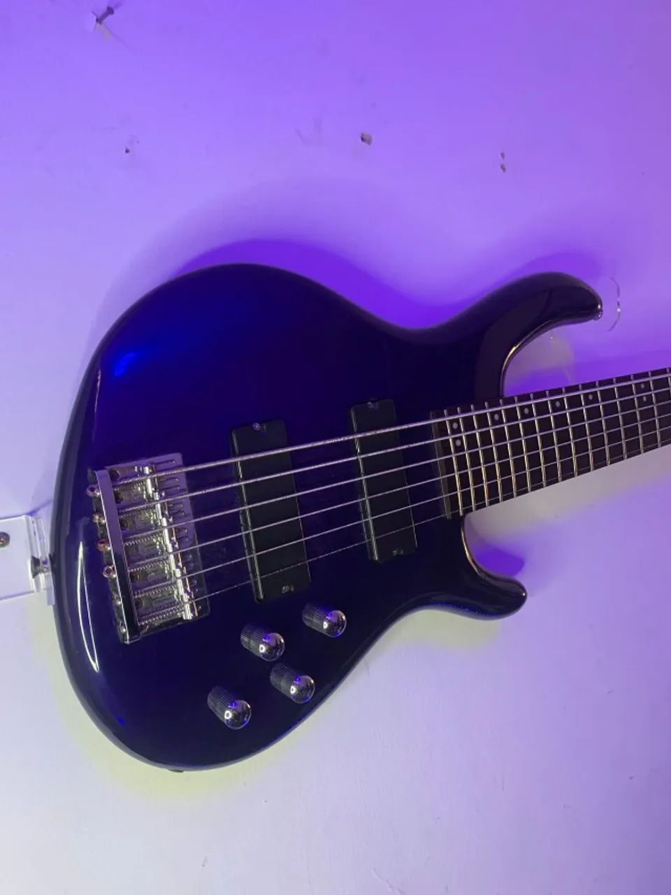 Contrabaixo Cort Action Bass VI Plus de 6 cordas.
