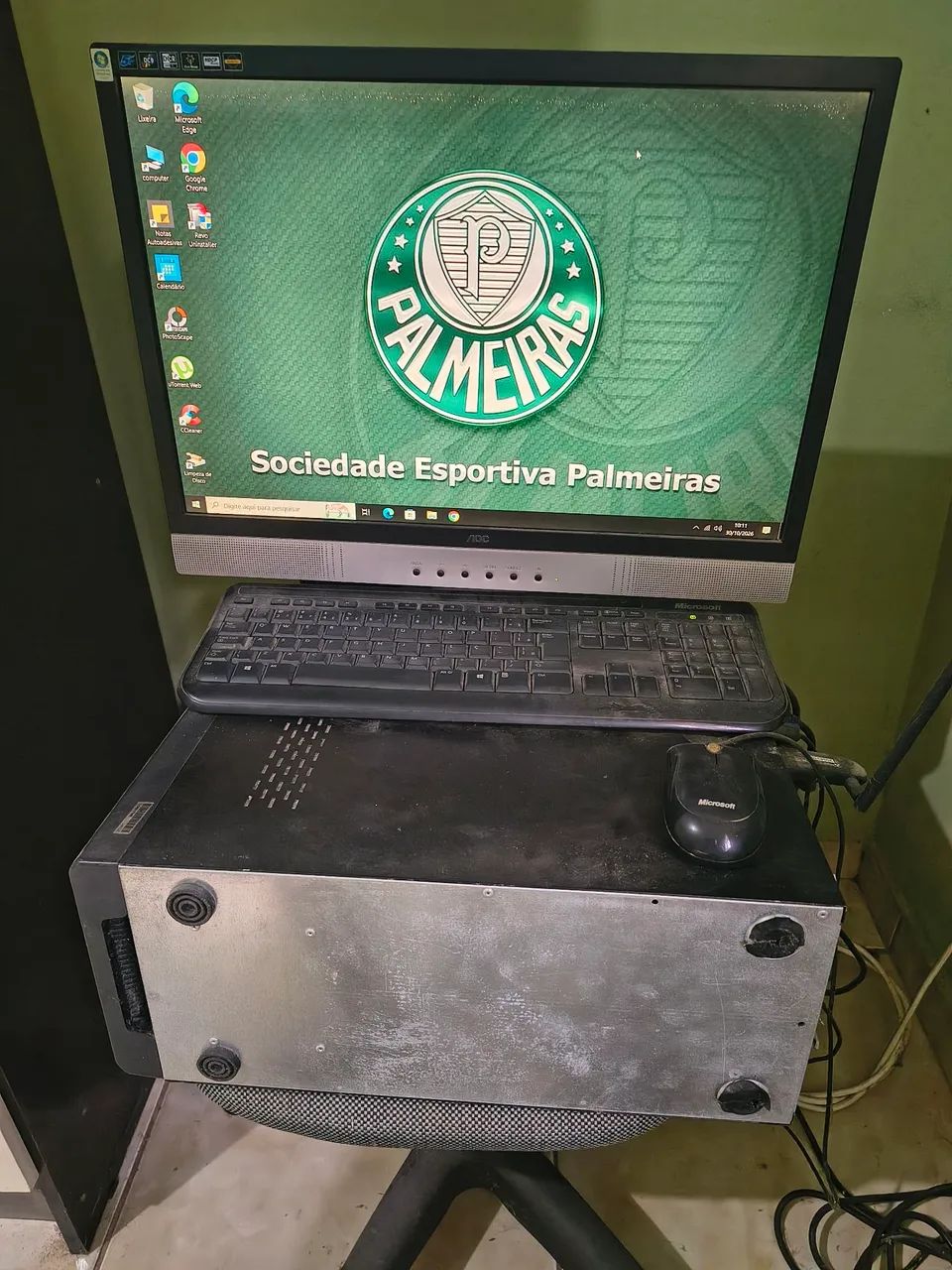PC com monitor AOC